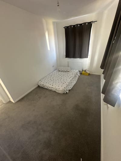 Spacious Double Room in Quiet Home – Available Now Main Photo
