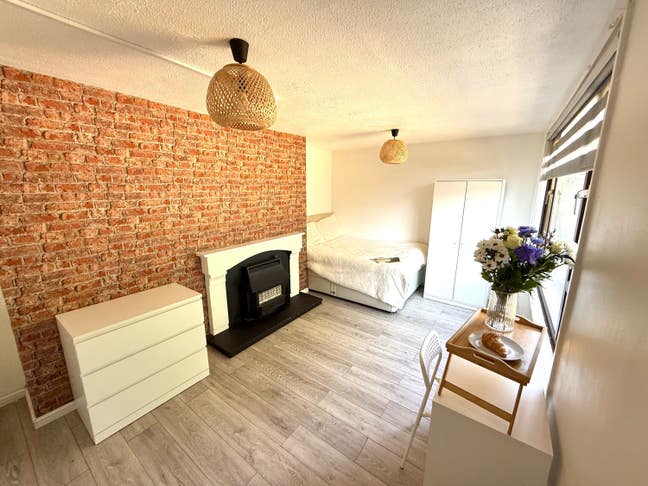 Outstanding Rooms available in Donnington Area Main Photo