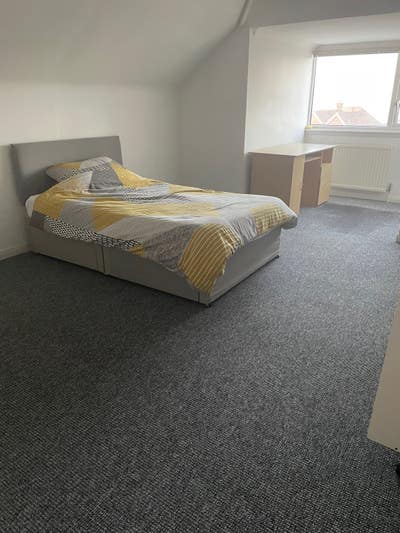 Large double room with en suite shower room  Main Photo