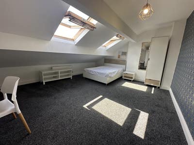 Bright and airy room Main Photo