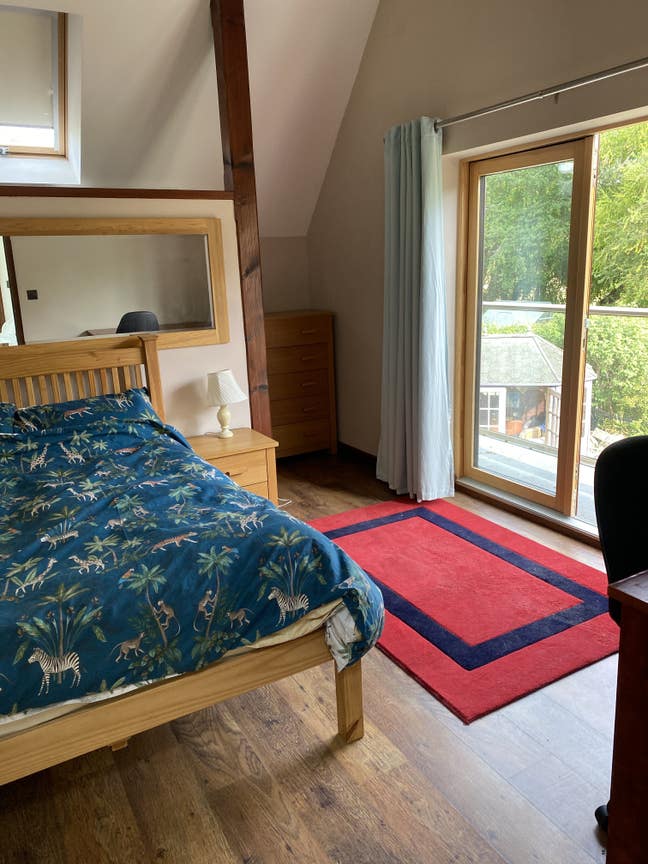 Large Double room in quiet location Main Photo