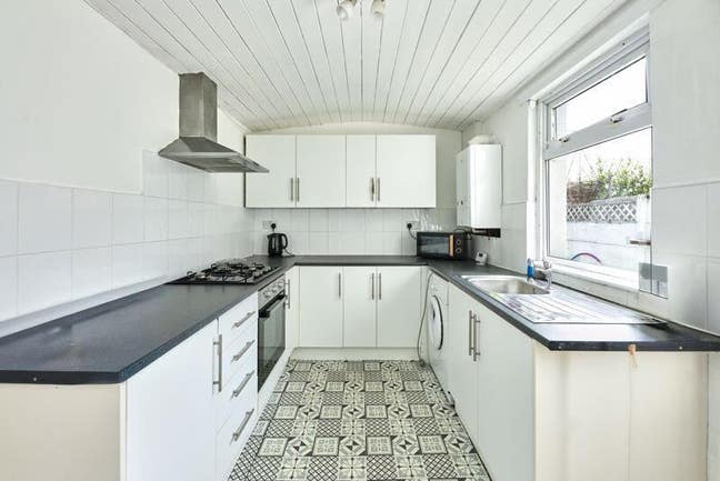 Single Room in Spacious 2-Bed House Main Photo