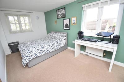 Double Bedroom, within a lovely quiet 4 bed house Main Photo