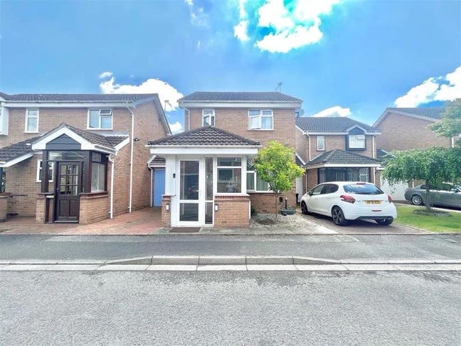 Bright & Specious 4-Bed Detached House  Main Photo