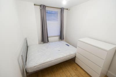 Small room, suit a quiet clean and tidy person. Main Photo