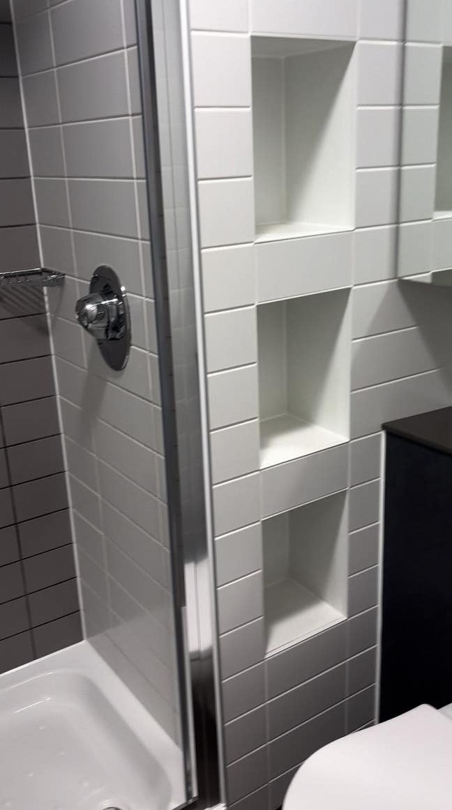 Bright & Modern Ensuite Room Main Photo