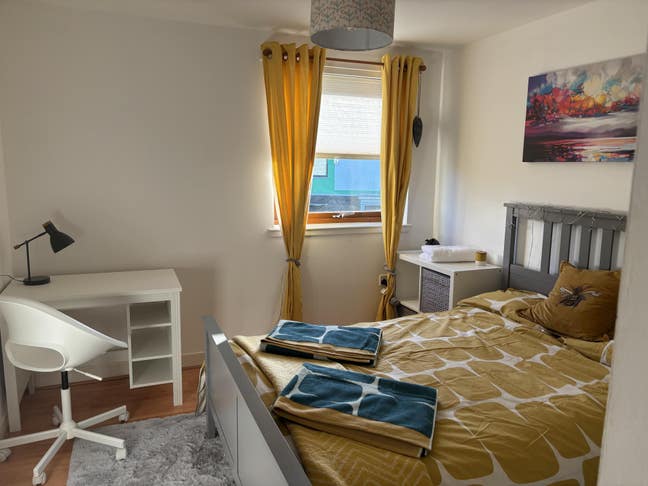 Double Room in spacious flat for short term let Main Photo