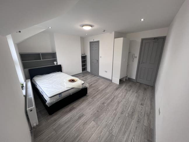 Large En-suite 3mins to Ealing broadway  Main Photo