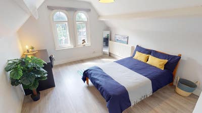 Spacious Bedroom available to rent on derby road Main Photo