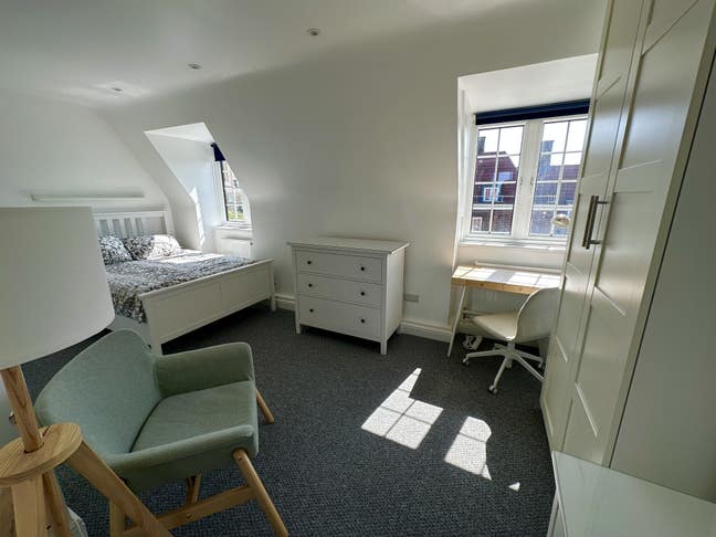 En-suite Spacious Room (All Bills Included) Main Photo