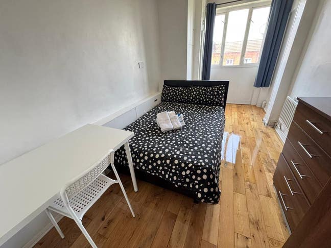 Queen bed room available in Wandsworth Town! Main Photo