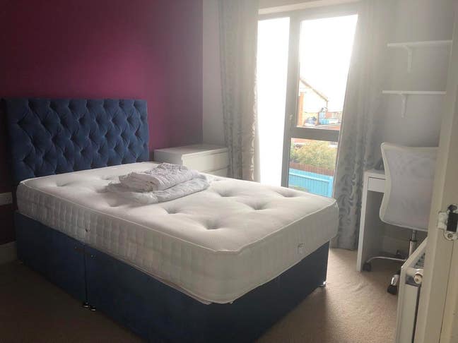 Double room available in a modern house Main Photo