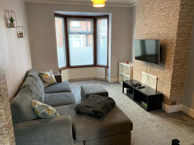 Lovely room in spacious home Main Photo