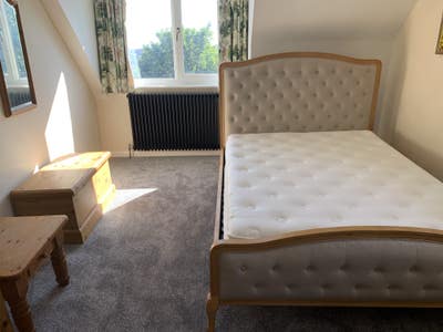 Large Boutique Style Room Main Photo
