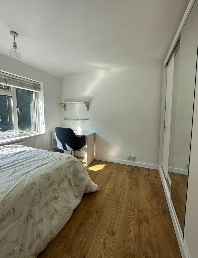 Bright, quiet room ideal for UCA student 😊 Main Photo