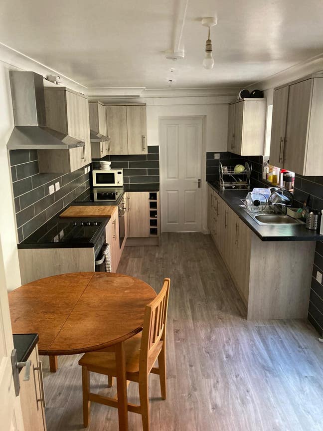 Large room in a friendly house Main Photo