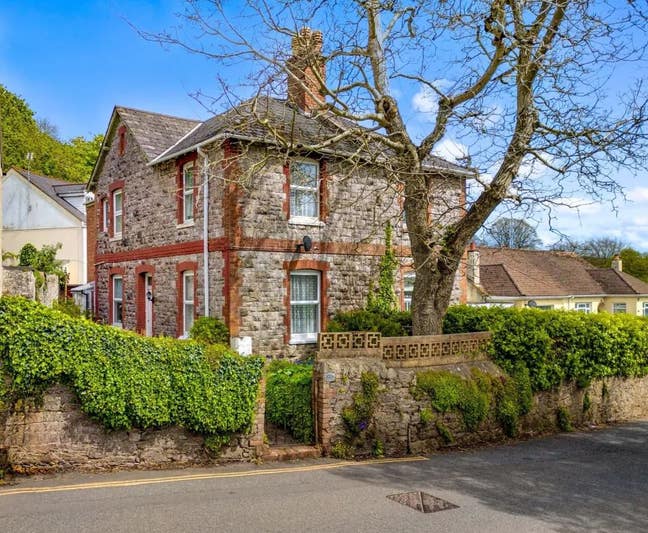 En Suite room availble in fully renovated house Main Photo