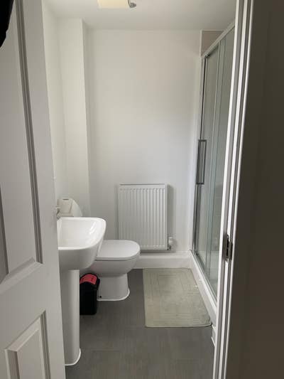 Modern En-suite Double Room in Corby Main Photo
