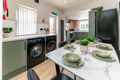 🌟 New 6-Bedroom House Share Main Photo