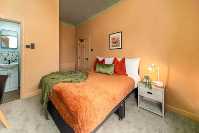 🌟 New 6-Bedroom House Share Main Photo