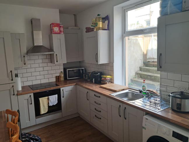 Spacious Double Room in Herbert Street, BB11  Main Photo
