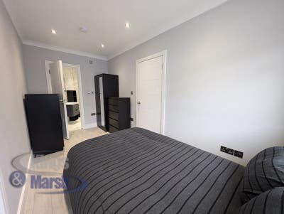 Modern studio flat to let Main Photo
