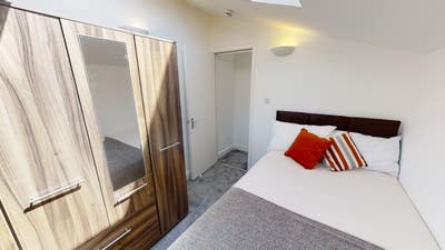 Couples Welcome - 2 double rooms available Main Photo