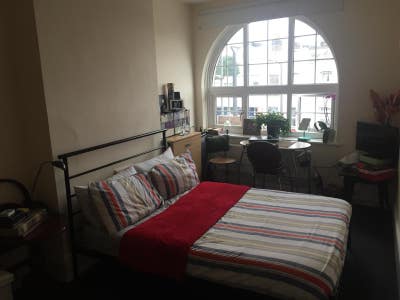 Very bright cozy room in Kennington area. Main Photo