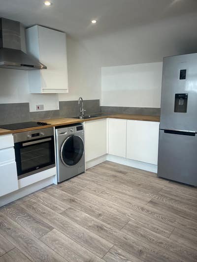 Large Studio/1 Bed Flat Just Renovated Must See! Main Photo