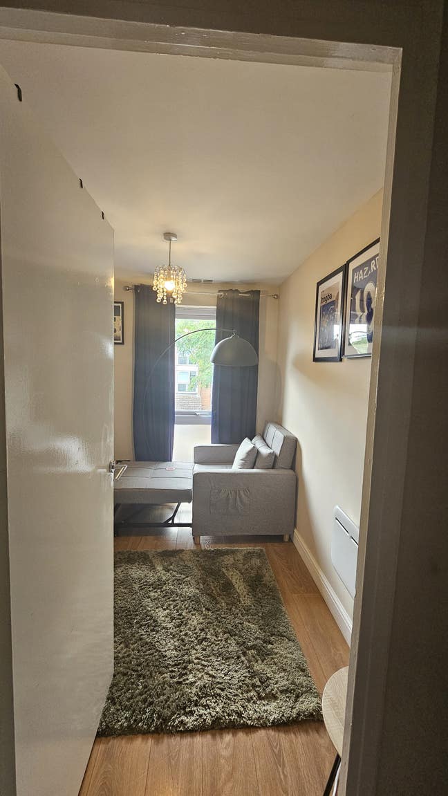 Stylish single room for rent  Main Photo