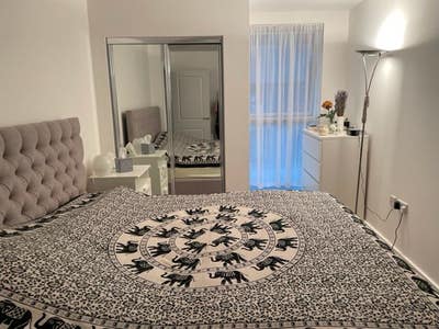 North Greenwich double ensuite room to let Main Photo