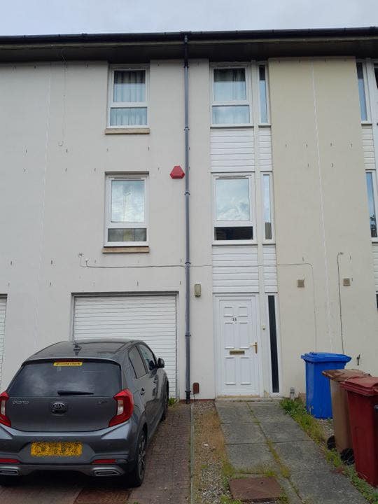 Large house in Quiet Street Main Photo