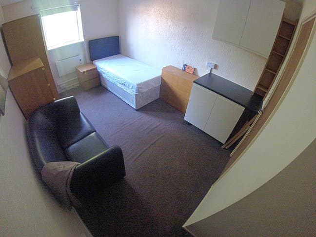 LARGE ensuite room & NEW kitchenette)  Main Photo