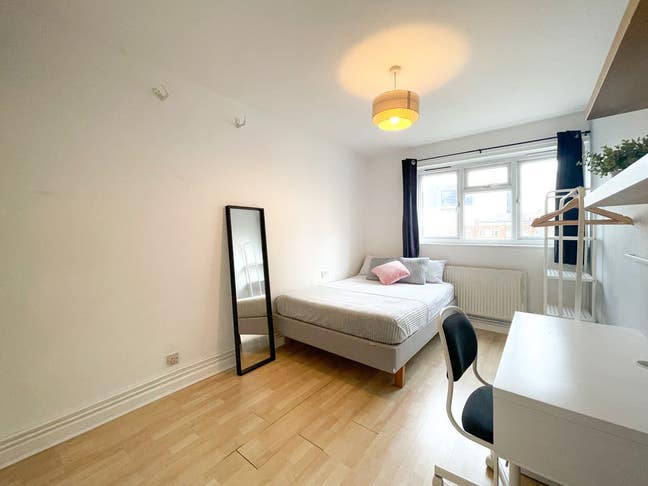 Double Room in Old Street Main Photo