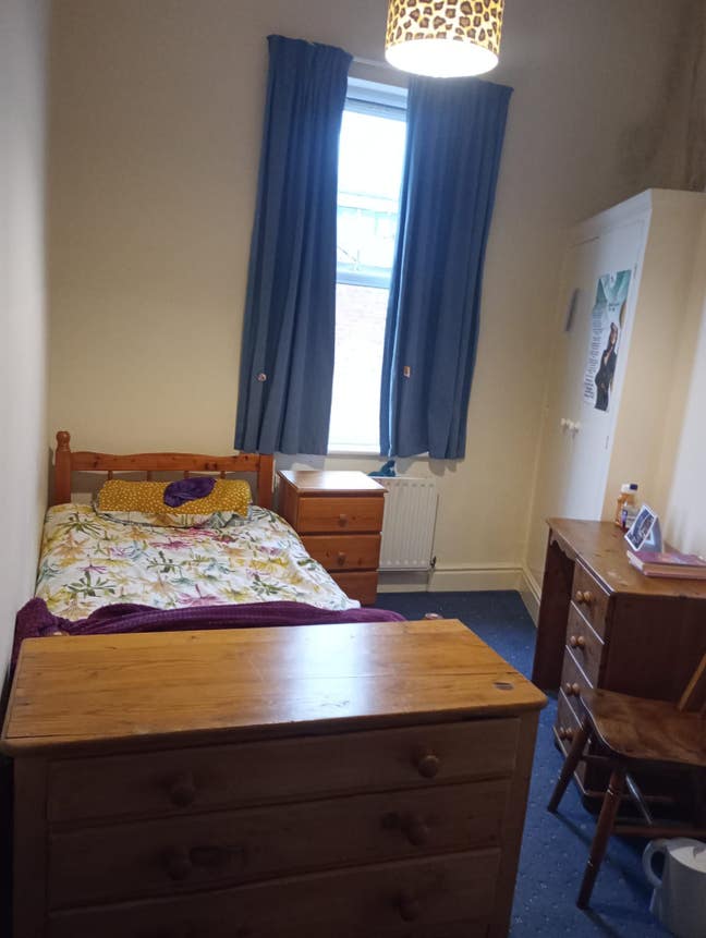 Females preferred -  Single  room  for  rent Main Photo