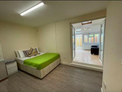 Stunning 1 Bed Flat w/Garden - 2min to DLR & Shops Main Photo