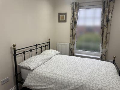 Double  bedroom in detached property Main Photo