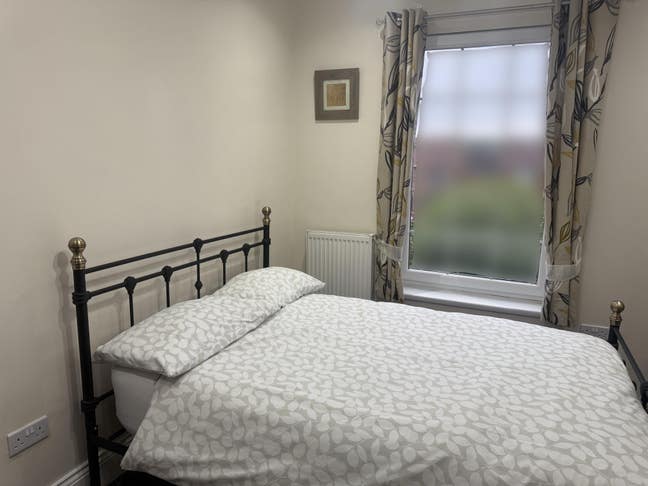 Double  bedroom in detached property Main Photo