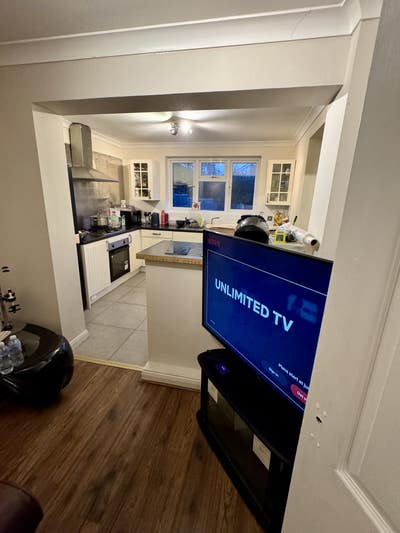 Spacious Double Room w In-built Wardrobe | LU2  Main Photo