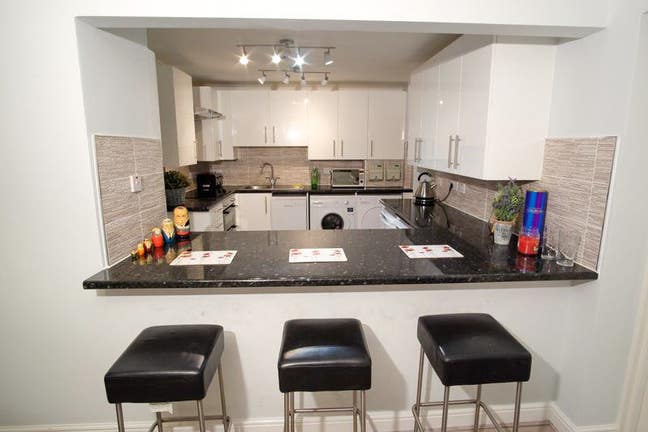 ☀️ Enjoy Life! Sociable House close to  t/centre! Main Photo