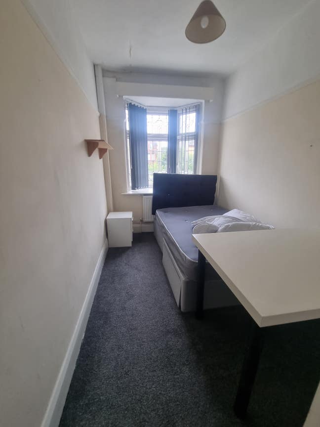 1 Double Room Available in a 5 Bed House! Main Photo