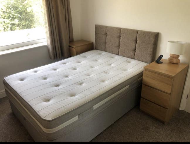 Double bedroom to let  Main Photo