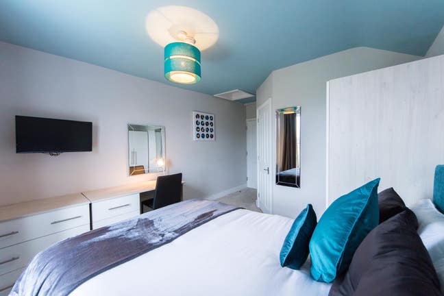 One Luxury Ensuite Room Available  Main Photo