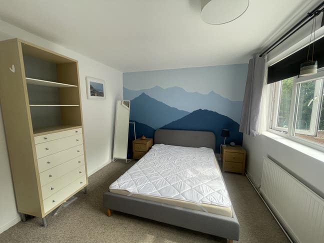 Furnished room available in 2 bed flat Main Photo