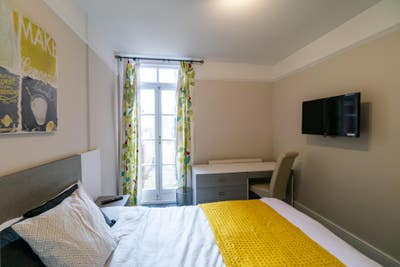 A beautiful double room in a Sociable household Main Photo