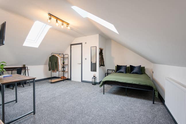 Stunning Top Floor Studio - Close to Hospital! Main Photo