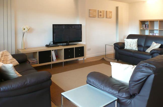 Furnished Double Room in Friendly House Main Photo