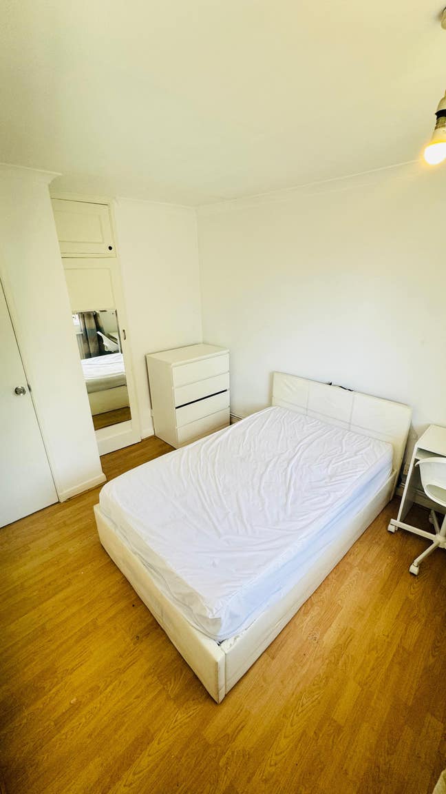 Lovely Bedroom - No Deposit + Bills Included! Main Photo