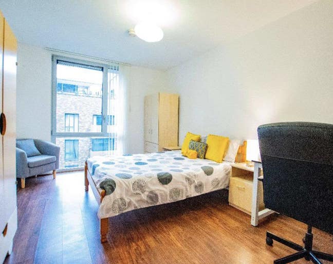 Lovely Ensuite Room in a Safe Building in Bow Main Photo