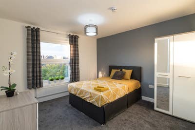 Large En suite room -Couples accepted Main Photo